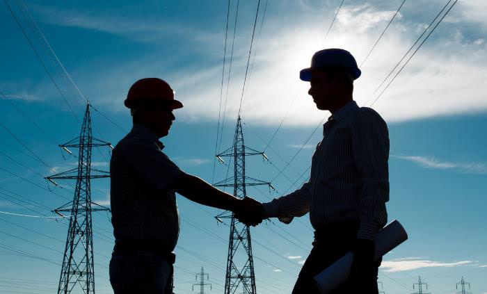 Mitos de la electricidad, 2 profesionales de la electricidad dándose la mano