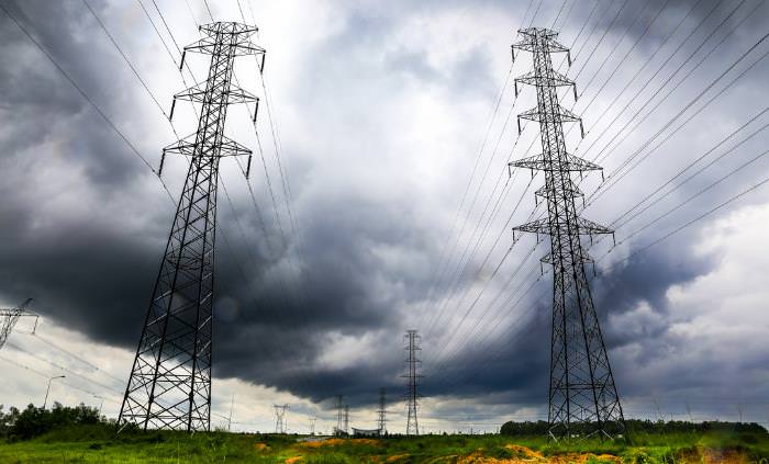  Mitos de la electricidad, líneas eléctricas en la tormenta 