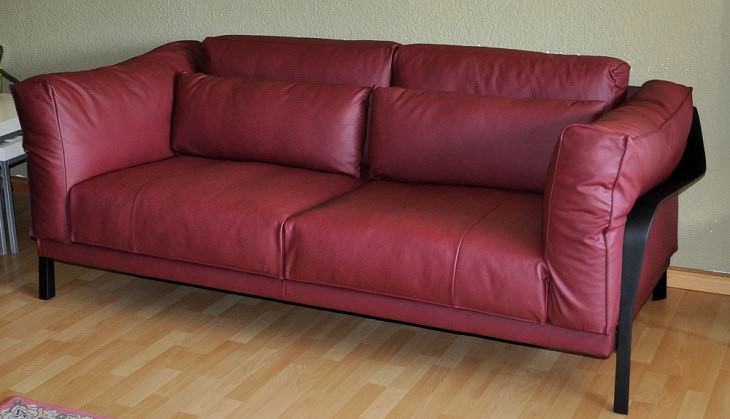 sofá rojo