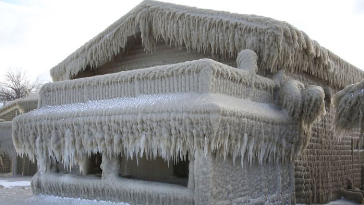Lago Erie Nueva York,  frente de una casa cubierta de hielo