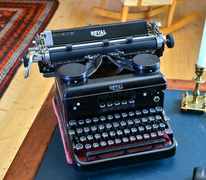  Antiguedades en el garaje,  Máquina de escribir Royal 