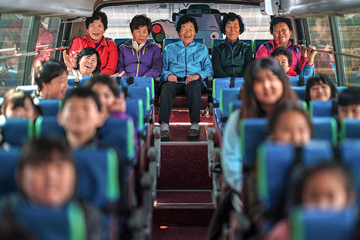 Fotos De Corea Del Sur, Abuelas en autobús escolar