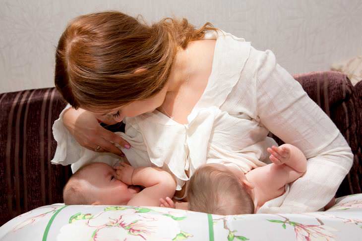 Consejos Que Ayudarán a Tu Bebé a Dormir, mamá alimentando a sus gemelos