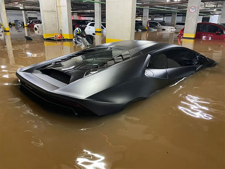 El Poder De La Madre Naturaleza, Lamborghini inundado en estacionamiento