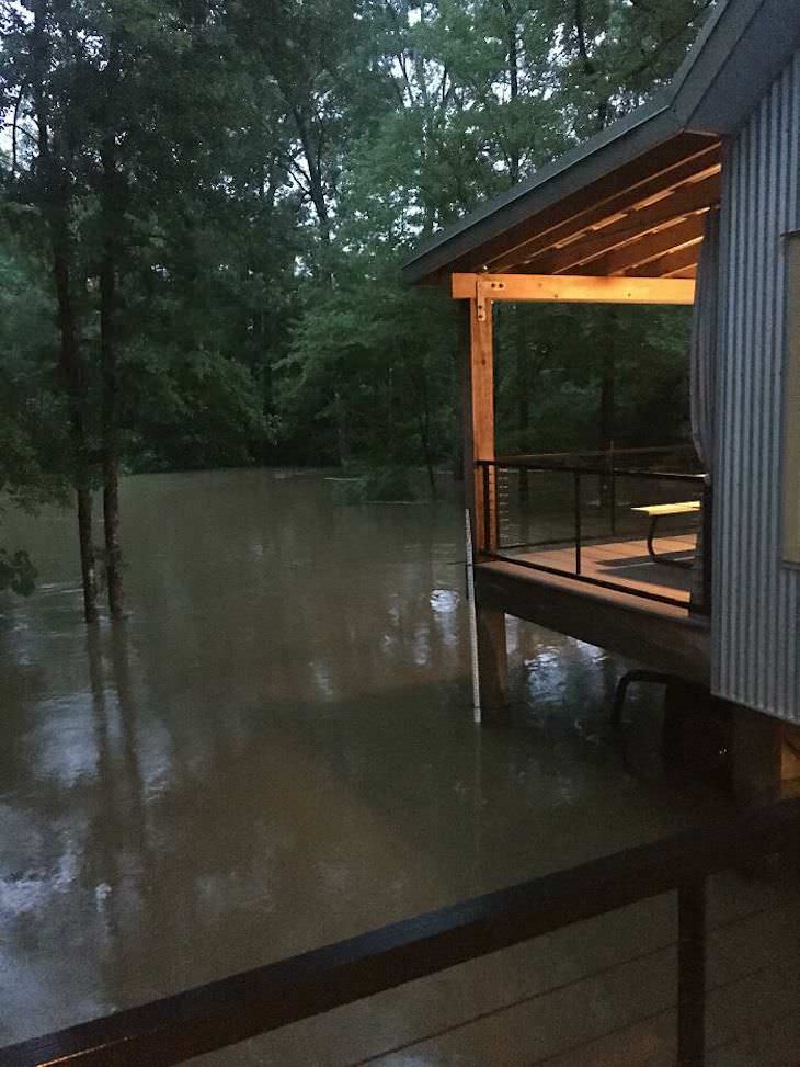 El Poder De La Madre Naturaleza, Jeep inundado en un porche
