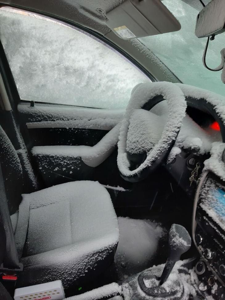 El Poder De La Madre Naturaleza, Nieve dentro de un auto