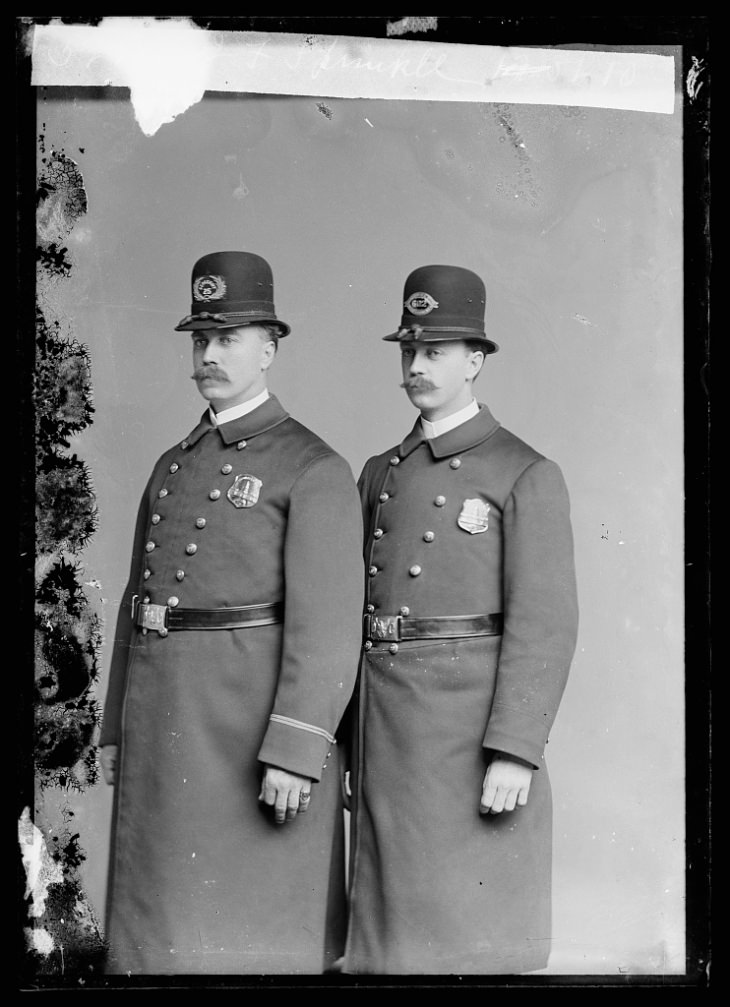 Retratos Del Siglo XIX, Dos policías