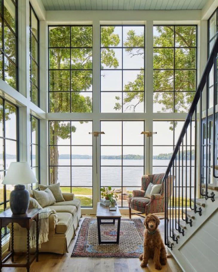Habitaciones Hermosas, Ventanas del piso al techo en una casa del lago en la orilla del lago Chickamauga