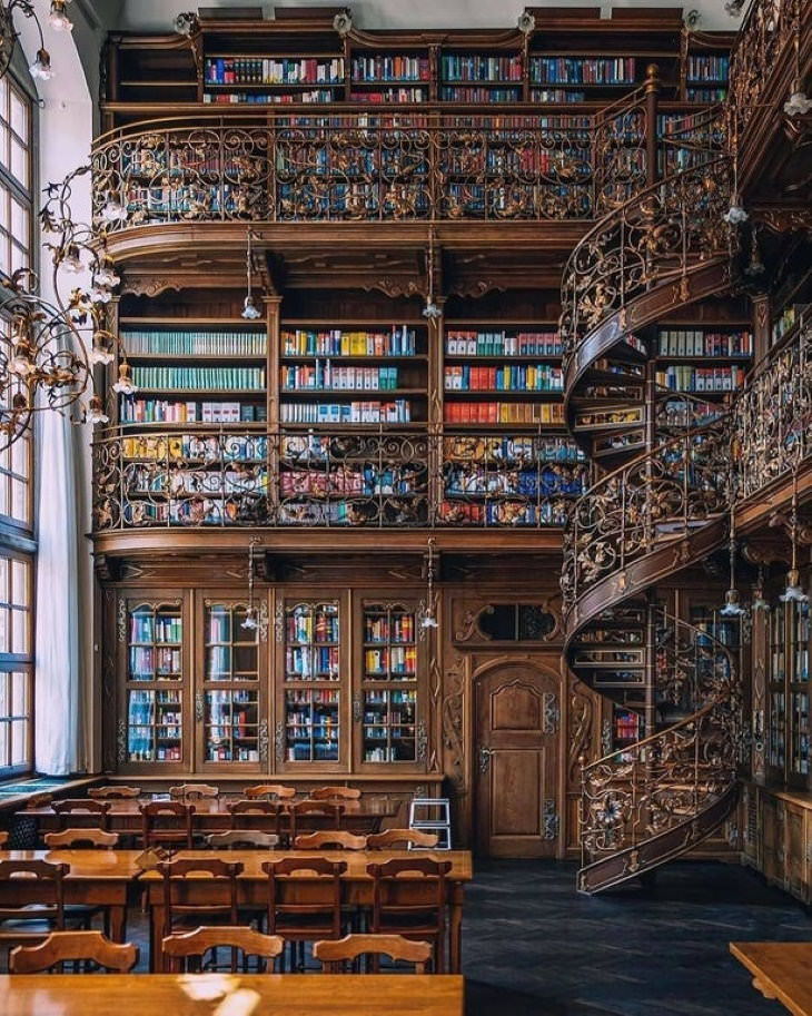 Habitaciones Hermosas, La Biblioteca Municipal de Derecho en Munich, Alemania