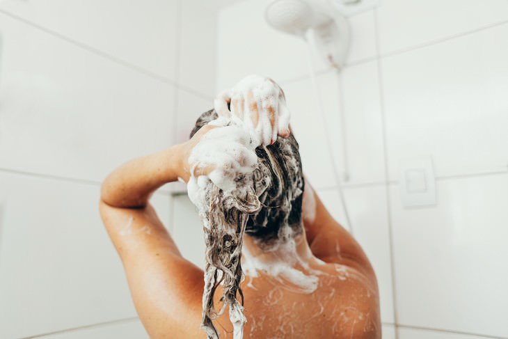 Consejos Para El Cabello Graso, Mujer lavándose el cabello