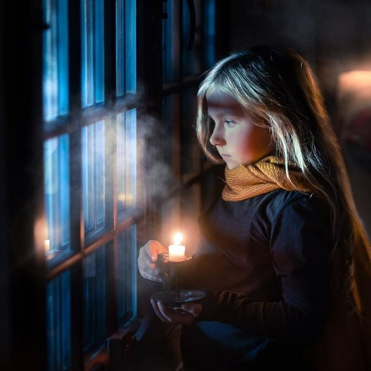 Fotos Mágicas Que Capturan El Encanto De La Infancia, Niña con una vela