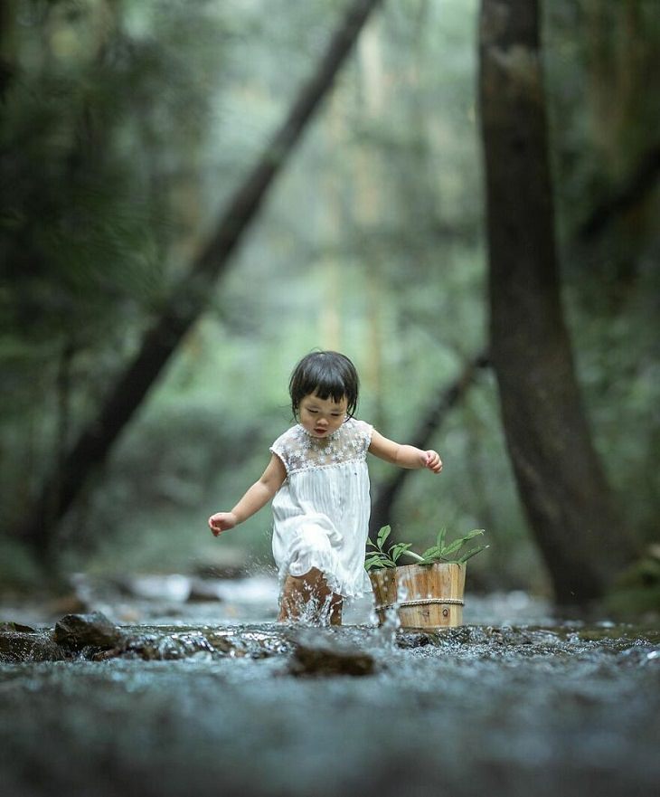 Fotos Mágicas Que Capturan El Encanto De La Infancia, Niña brincando un charco