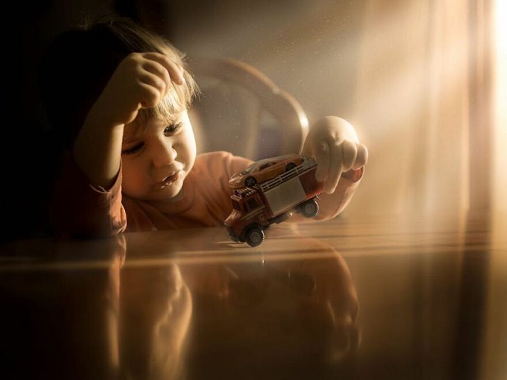 Fotos Mágicas Que Capturan El Encanto De La Infancia, Niño jugando con su carro de juguete