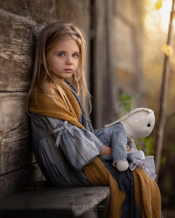 Fotos Mágicas Que Capturan El Encanto De La Infancia, Niña y su conejito de juguete