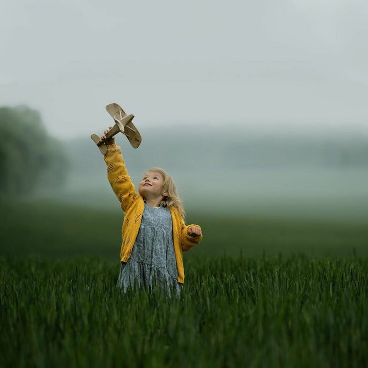 Fotos Mágicas Que Capturan El Encanto De La Infancia, Niña jugando con un avión de juguete