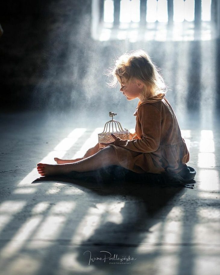 Fotos Mágicas Que Capturan El Encanto De La Infancia, Niña con un carrusel de juguete