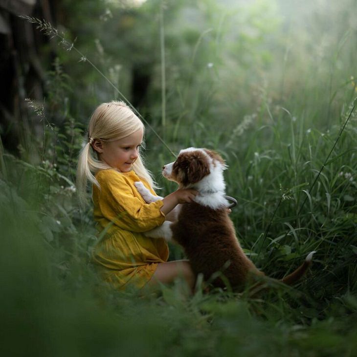 Fotos Mágicas Que Capturan El Encanto De La Infancia, Niña acariciando a su cachorro