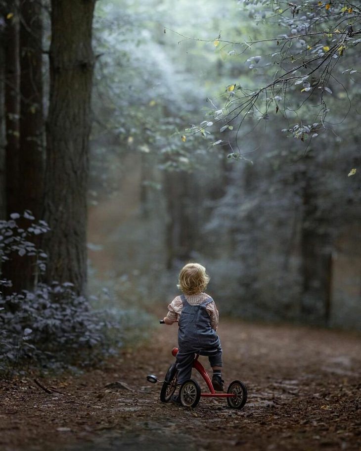 Fotos Mágicas Que Capturan El Encanto De La Infancia, Niño en su triciclo
