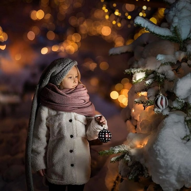 Fotos Mágicas Que Capturan El Encanto De La Infancia, Niña frente al árbol de Navidad