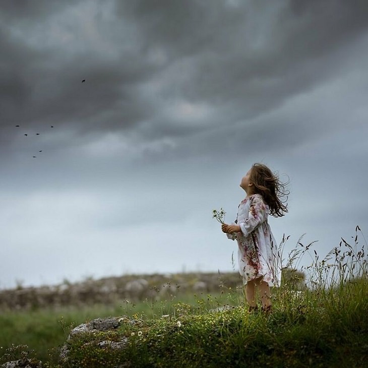 Fotos Mágicas Que Capturan El Encanto De La Infancia, Niña en la naturaleza