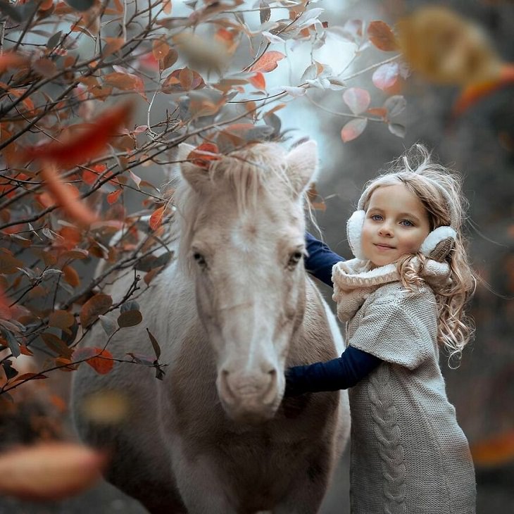  Fotos Mágicas Que Capturan El Encanto De La Infancia, Niña y un caballo