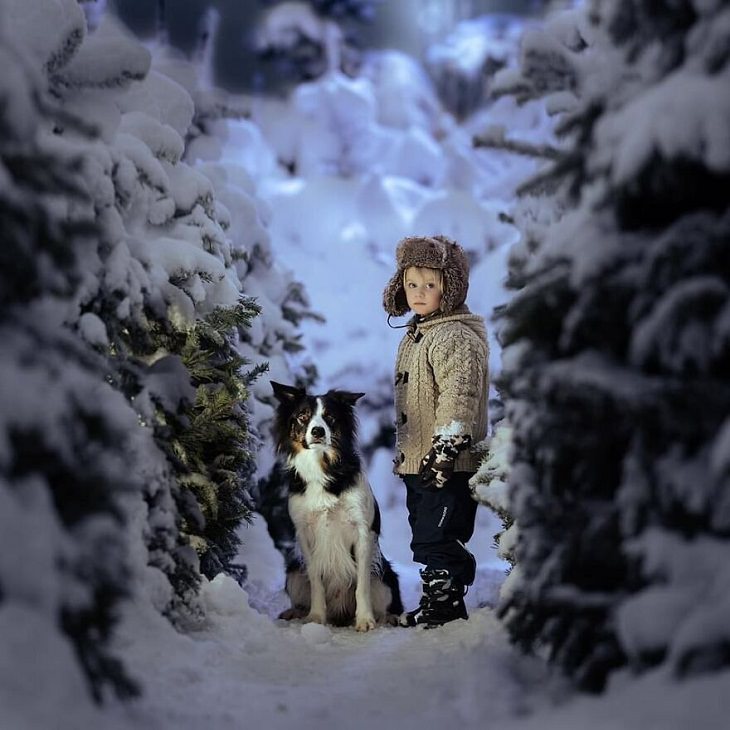 Fotos Mágicas Que Capturan El Encanto De La Infancia, Niño y su perro en la nieve