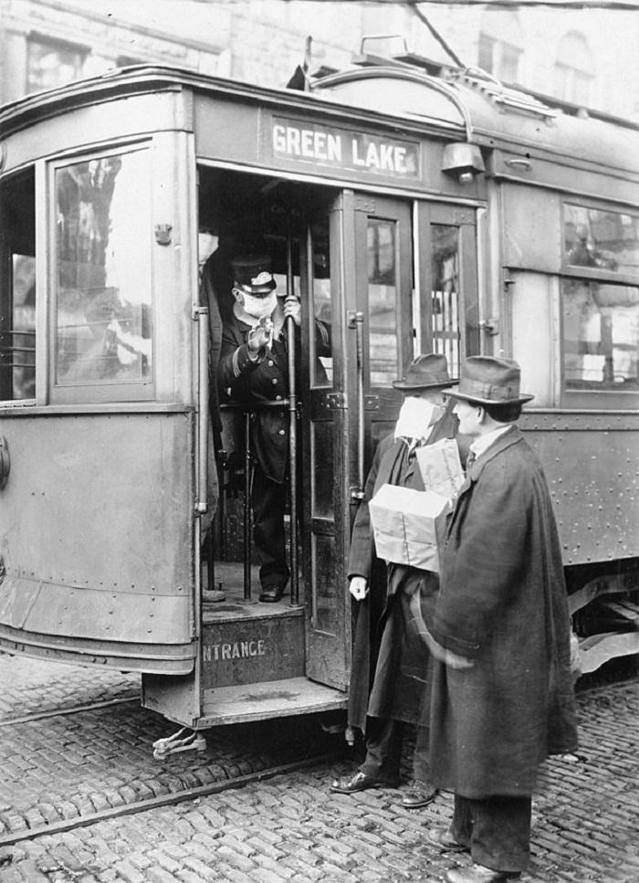 hombres con una máscara en la calle, 1918, mascarillas