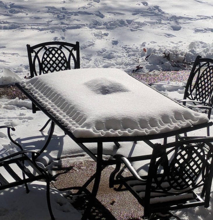Arte Accidental En La Nieve, mesa del patio cubierta de nieve