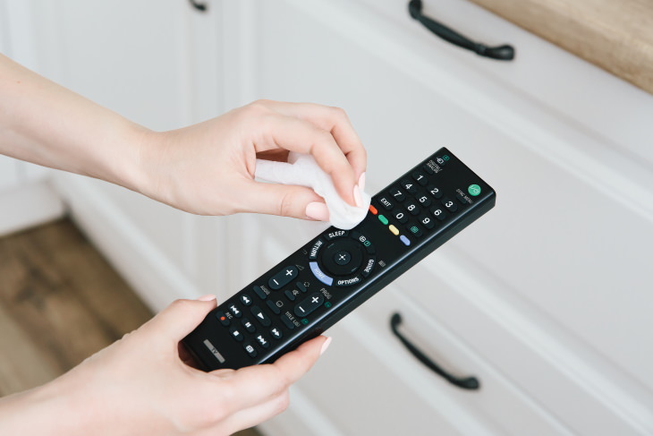 Limpieza del hogar después de una enfermedad Mando a distancia de la televisión