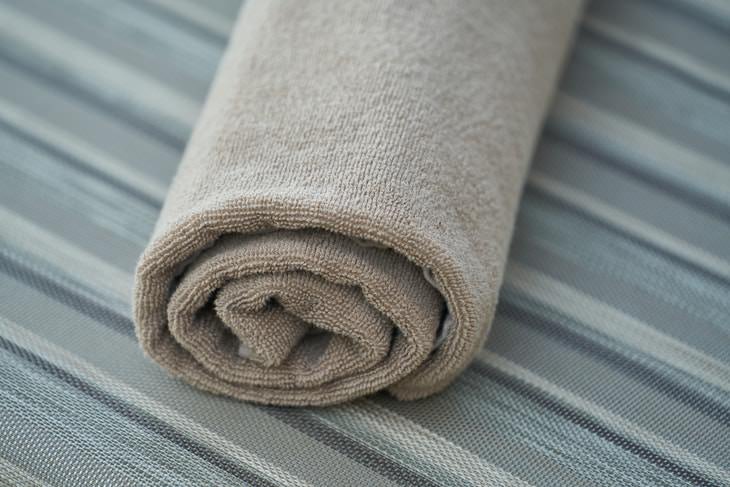 Limpieza del hogar después de la enfermedad toalla enrollada