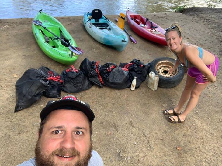 Reto Recoger Basura, pareja recogiendo basura en el lago