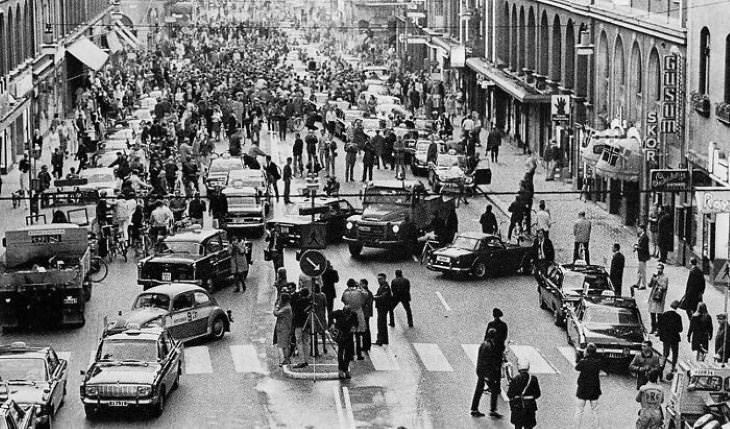 Fotos Eventos Históricos, Tráfico rodado en Suecia el día que cambiaron de conducir del lado izquierdo al derecho 