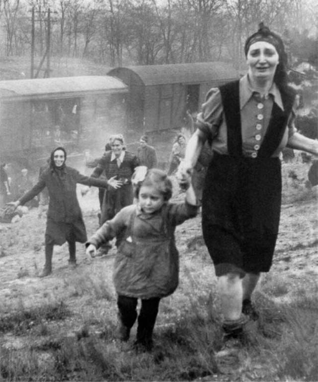 Fotos Eventos Históricos, Los rostros de los prisioneros judíos justo después de ser liberados de un tren de la muerte (1945)