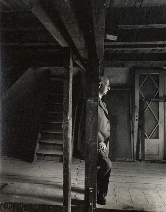 Fotos De Eventos Históricos, El padre de Ana Frank, Otto, revisando el ático donde se escondieron de los nazis