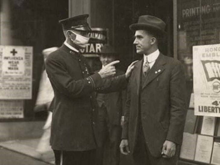Fotos Eventos Históricos, Un policía en San Francisco regaña a un hombre por no usar mascarilla durante la pandemia de influenza de 1918 