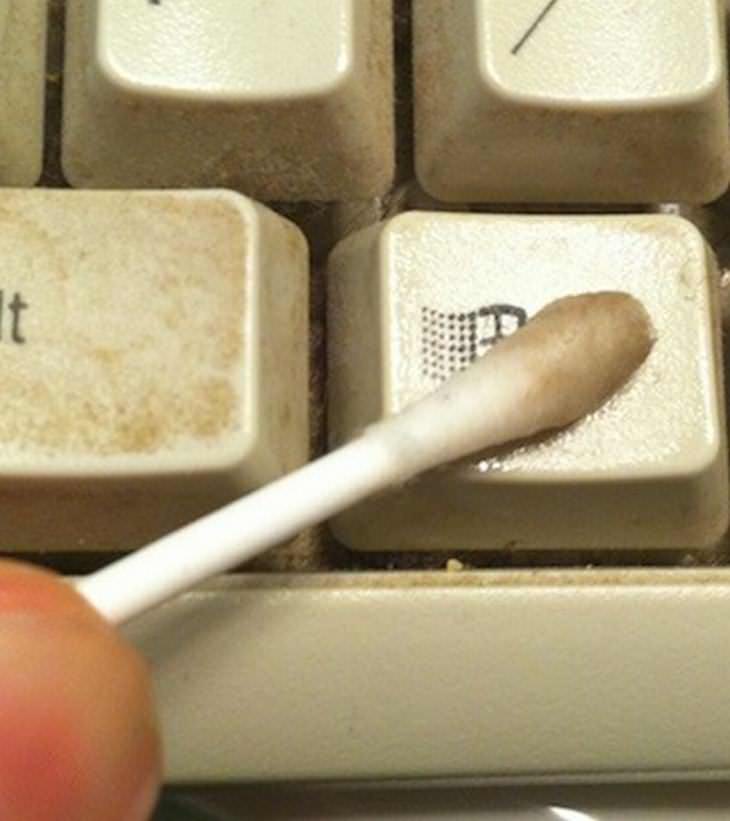 Consejos Para Limpiar Tu Cumputadora, hisopo de algodón en el teclado