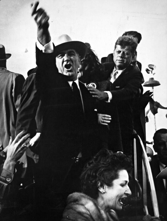 Fotos Eventos Históricos, Lyndon B. Johnson gritando a los pilotos de un avión cercano que apaguen los motores