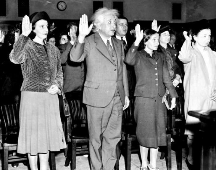 Fotos Eventos Históricos, Albert Einstein, su secretaria Helen (izquierda) y su hija Margaret (derecha) se convierten en ciudadanos estadounidenses para evitar regresar a la Alemania nazi, 1940