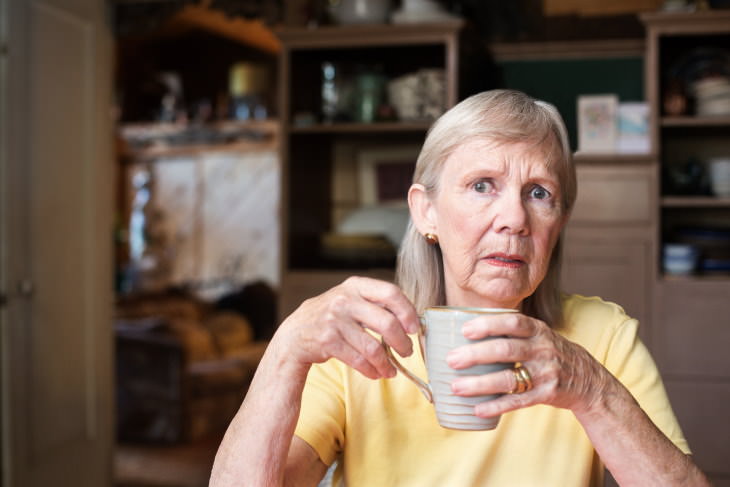 Errores Que Pueden Arruinar La Relación Con Tus Hijos Adultos, mujer mayor bebiendo de una taza
