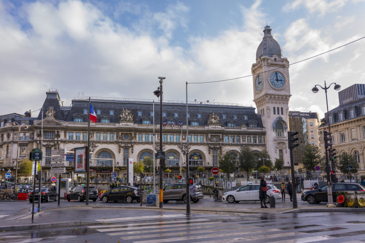 Hermosas estaciones de tren, Paris Gare de Lyon en París, Francia