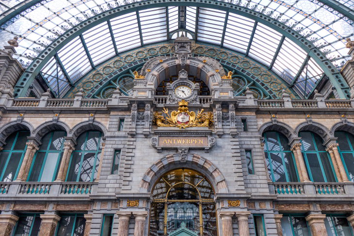 Bonitas estaciones de tren Estación de Amberes-Centraal en Amberes, Bélgica