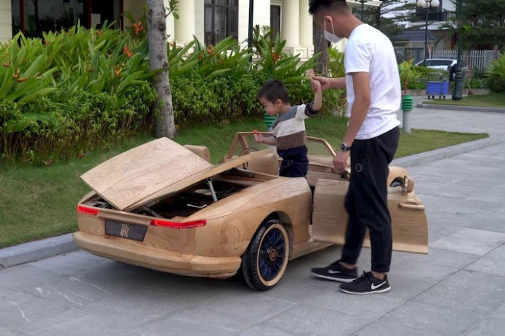 Montaje de madera,  Rolls Royce, Dao y su hijo