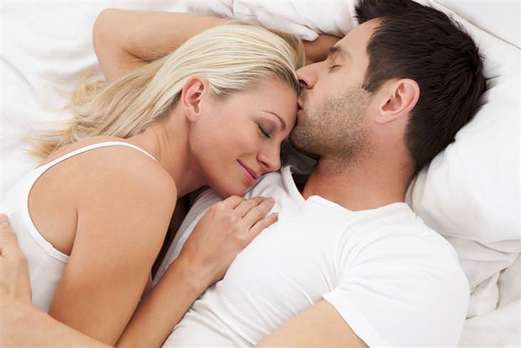 Las Relaciones Íntimas Después De Una Enfermedad, pareja abrazados en la cama