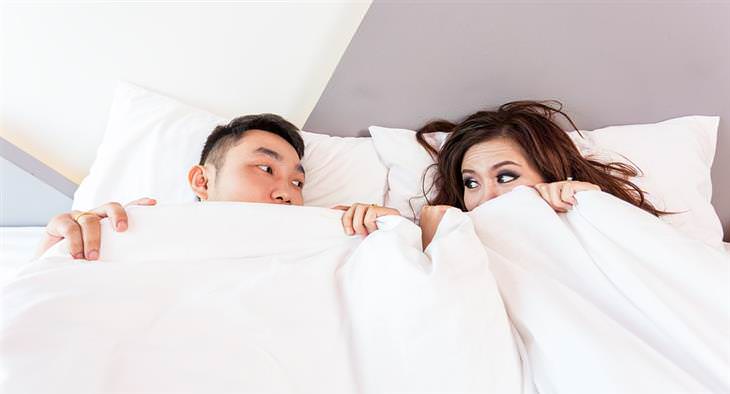 Las Relaciones Íntimas Después De Una Enfermedad, pareja debajo de las sábanas