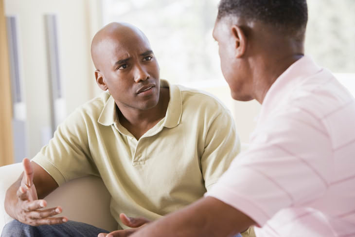 Consejos para manejar una conversación difícil, Dos hombres hablando