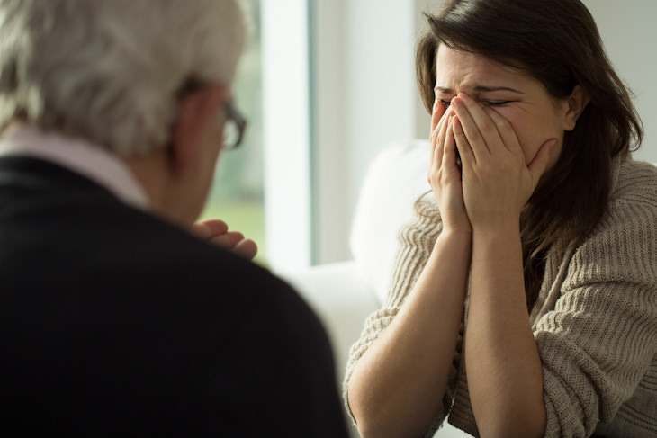 Consejos para manejar una conversación difícil,, mujer llora durante una conversación