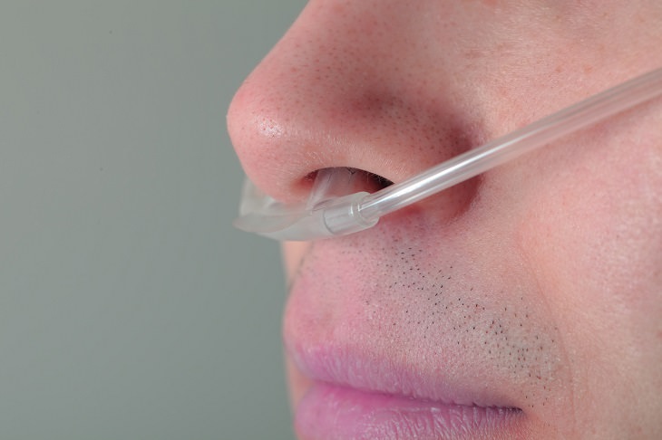 Guía Sobre La EPOC, hombre con respirador en la nariz