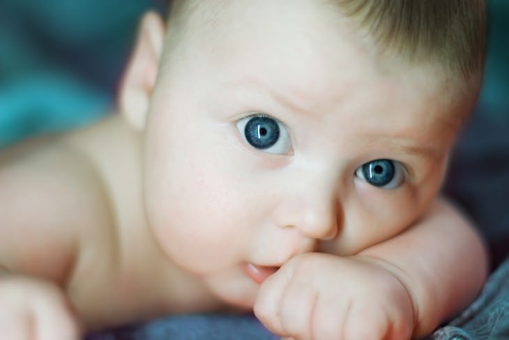 Causas Del Cambio De Color De Los Ojos, bebé con ojos azules