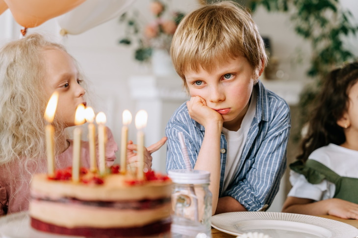 Comunicación pasivo-agresiva niño molesto en su cumpleaños