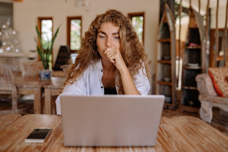La comunicación pasivo-agresiva sorprende a una mujer frente a un ordenador portátil